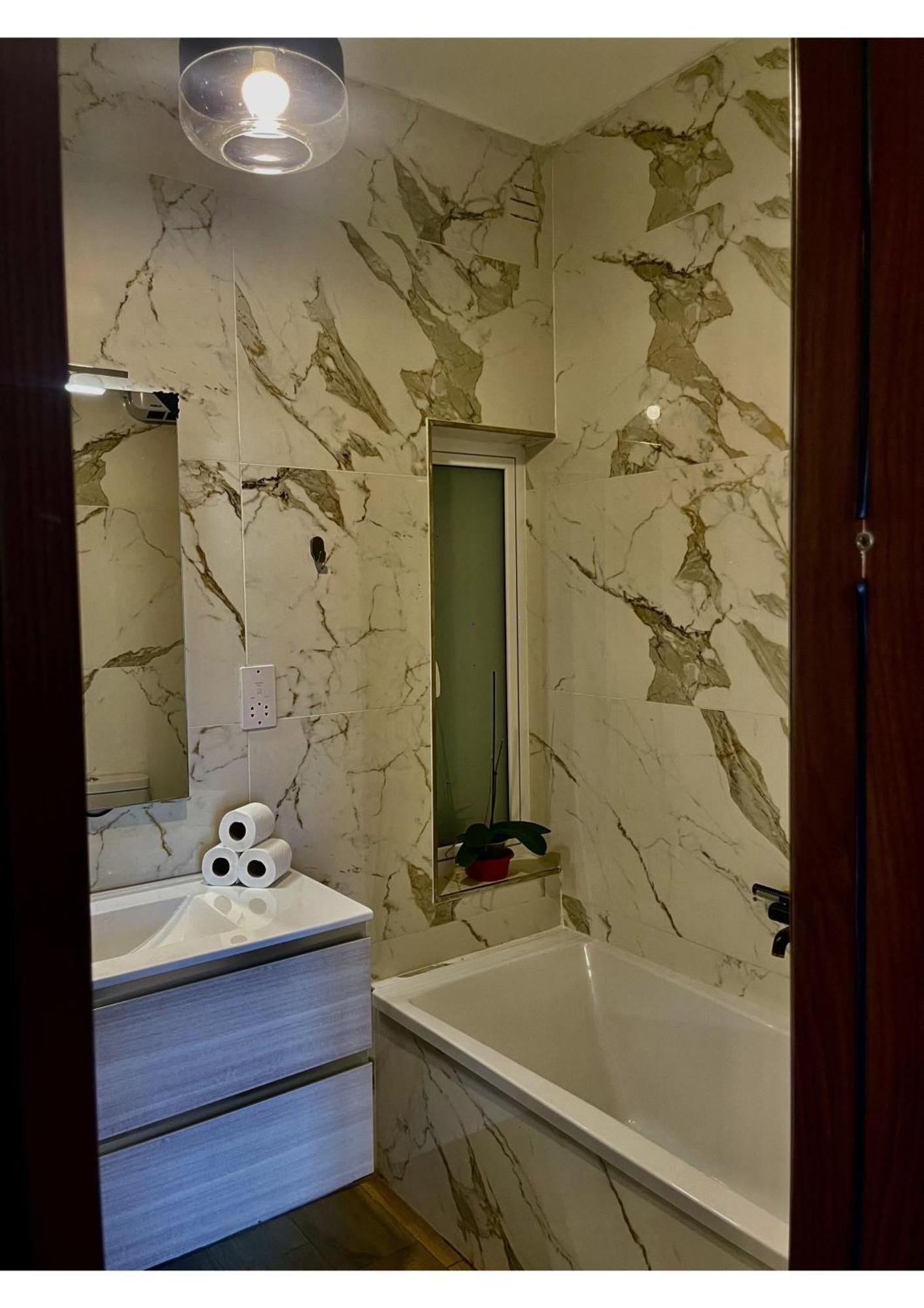 Airport Accommodation Bedroom With Your Own Private Bathroom Self Check In And Self Check Out Air-Condition Included Mqabba Exterior foto